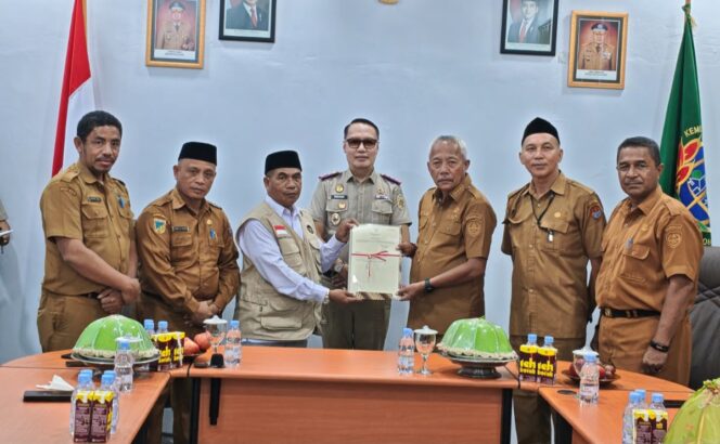 
					Bupati Sofyan Serahkan Sertipikat Tanah ke Kementerian Haji dan Umrah Baggai Laut