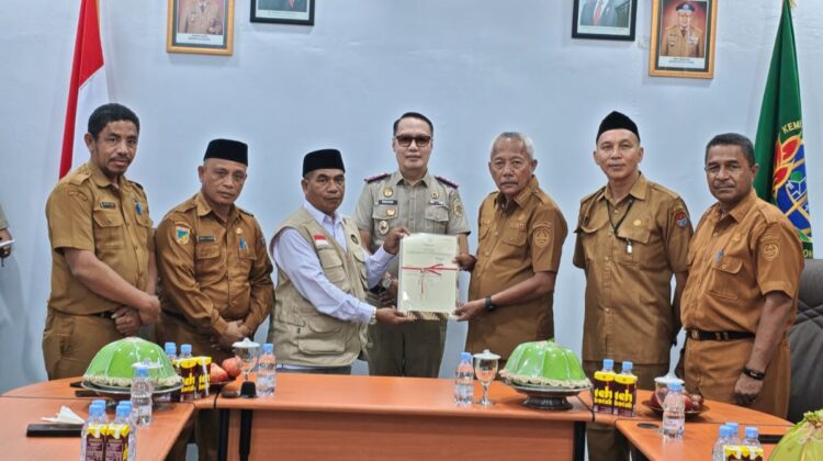 Bupati Sofyan Serahkan Sertipikat Tanah ke Kementerian Haji dan Umrah Baggai Laut