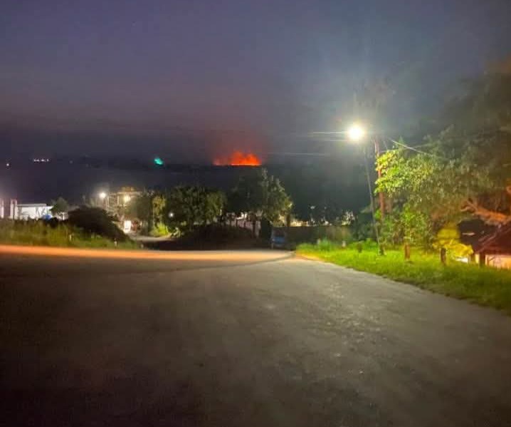 Kebakaran di pulau 3B dilihat dari kota Salakan (Foto : FB/Ayu La Amini)