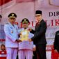 Bupati Sofyan Kaepa terima sertipikat hak atas tanah pemerintah daerah [Dok.Pertanahan Banggai Laut]