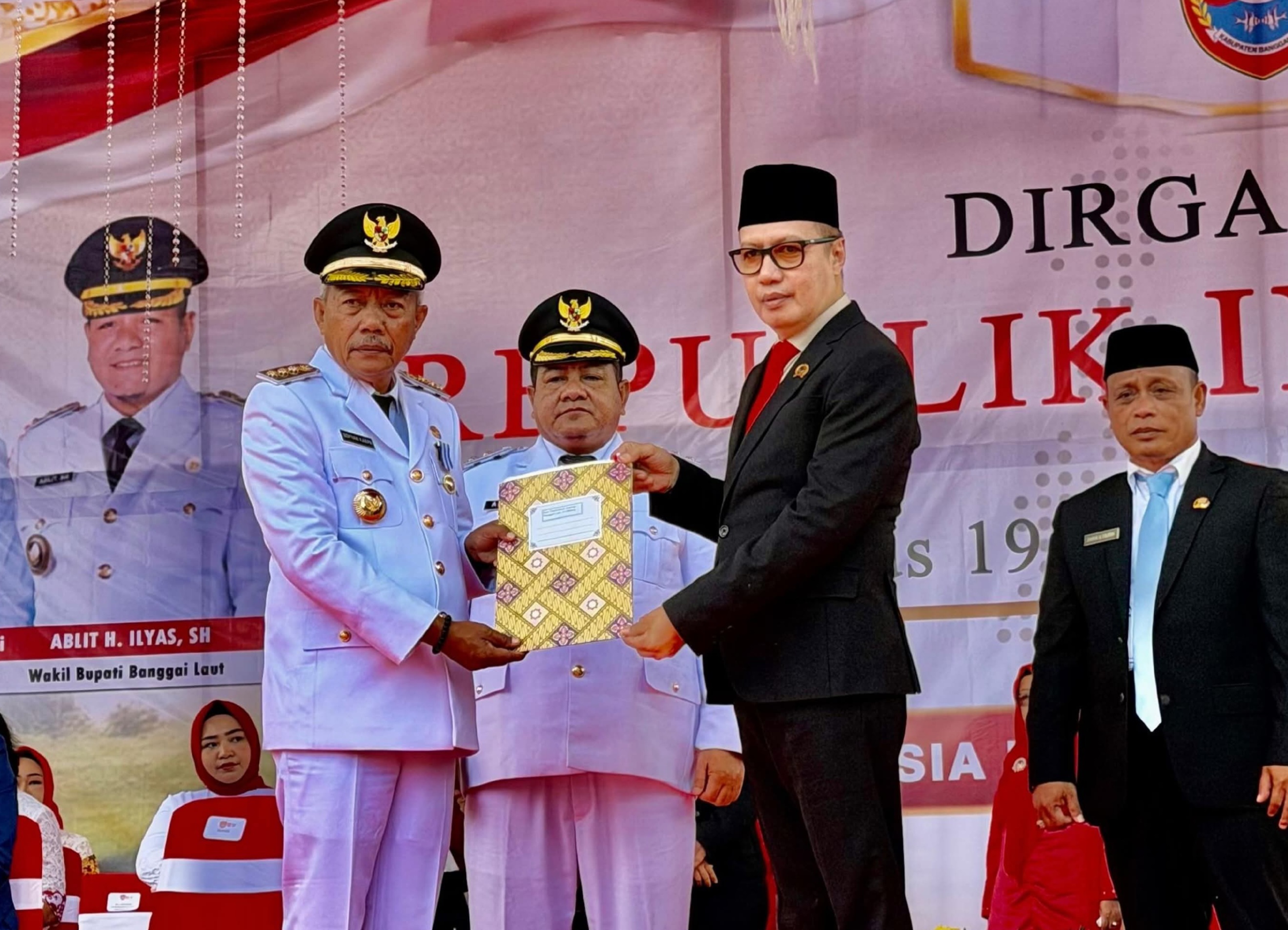 Bupati Sofyan Kaepa terima sertipikat hak atas tanah pemerintah daerah [Dok.Pertanahan Banggai Laut]