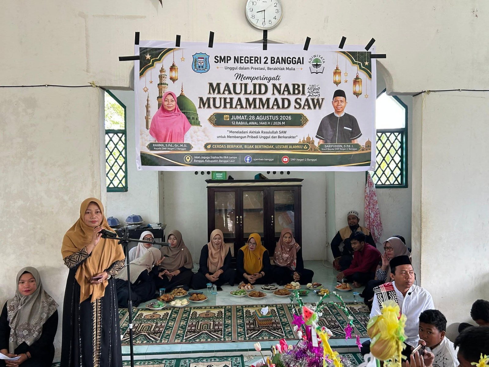 Kepala SMP Negeri 2 Banggai, Rahma menyampaikan sambutan (Ist)