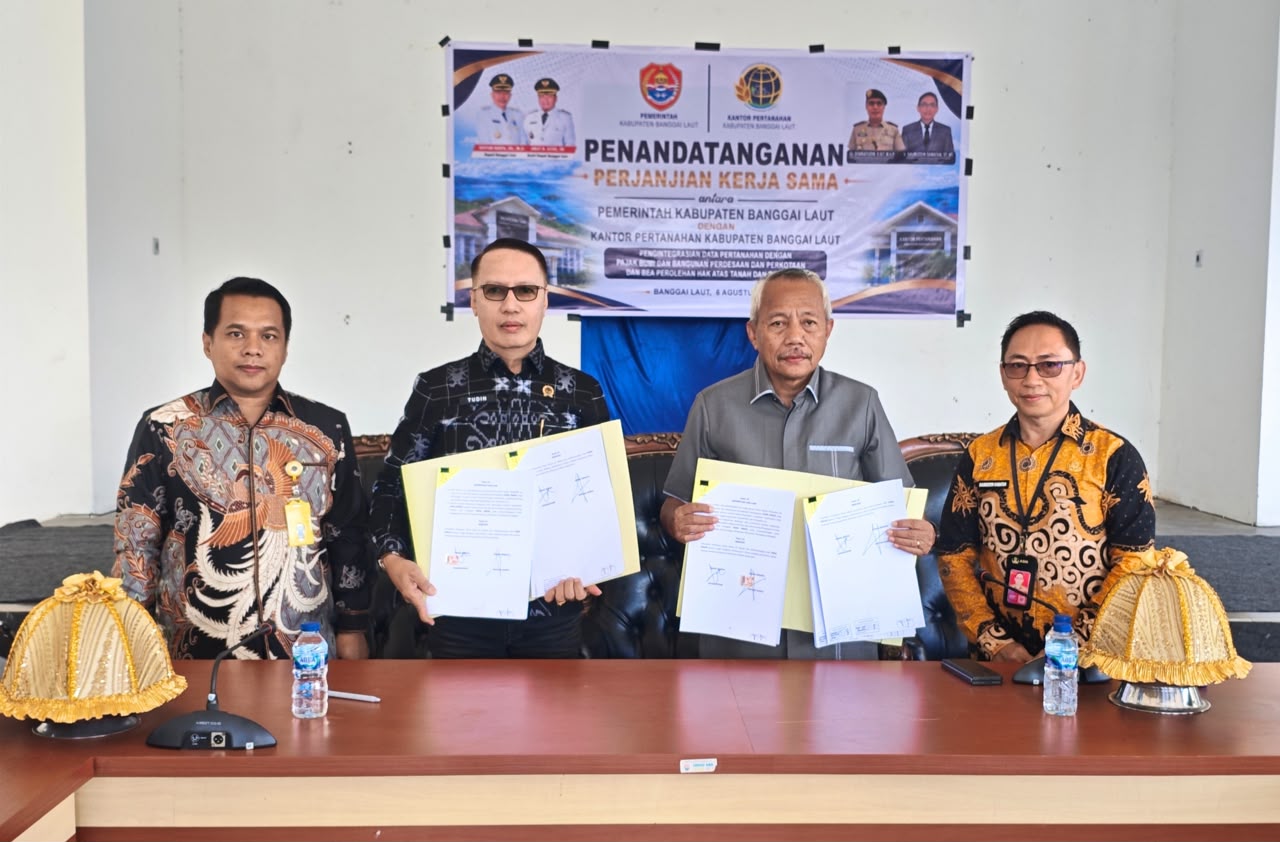 Kantah Banggai Laut Teken PKS dan Serah Terima Sertipikat Perum Bulog