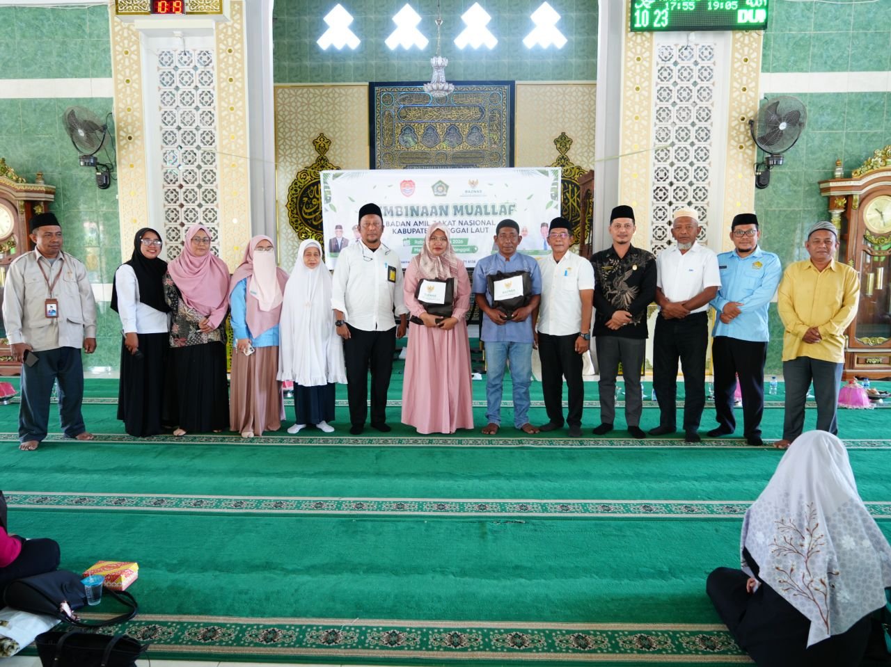 Asisten Asisten Pemerintahan dan Kesejahteraan Rakyat (Kesra) Setda Banggai Laut Aswin Musa, bersama Kabag Kesra Ismail Supa, Baznas dan Kemenag saat kegiatan pembinaan maulaf. (Foto : Ist)
