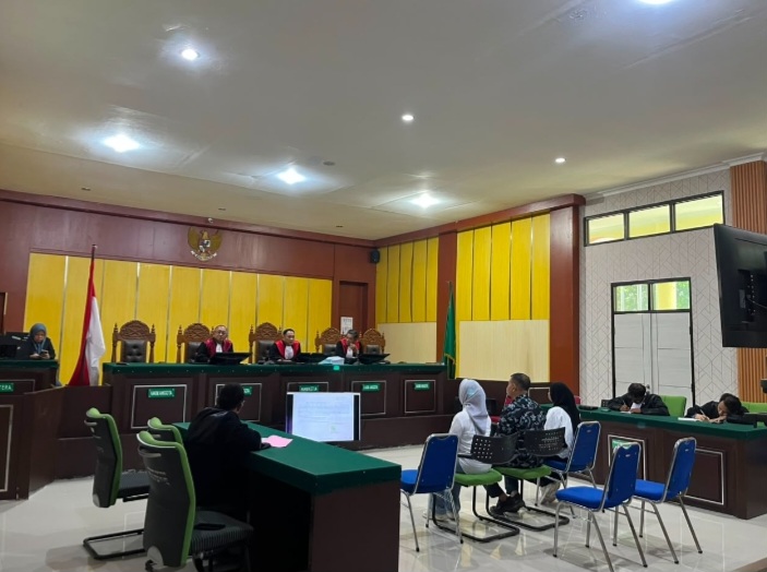Tiga terdakwa NM, ASD, SF pada sidang perkara korupsi PDAM Banggai Laut di PN Tipikor Palu Klas IA. Foto : Dok. Kejari Banggai Laut