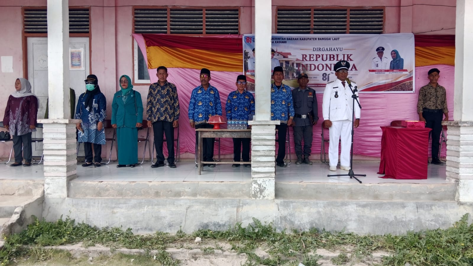 Kepala Desa Kasuari, Bokan Kepulauan, memimpin upacara HUT RI ke-81 Tahun. (Foto : Ist)