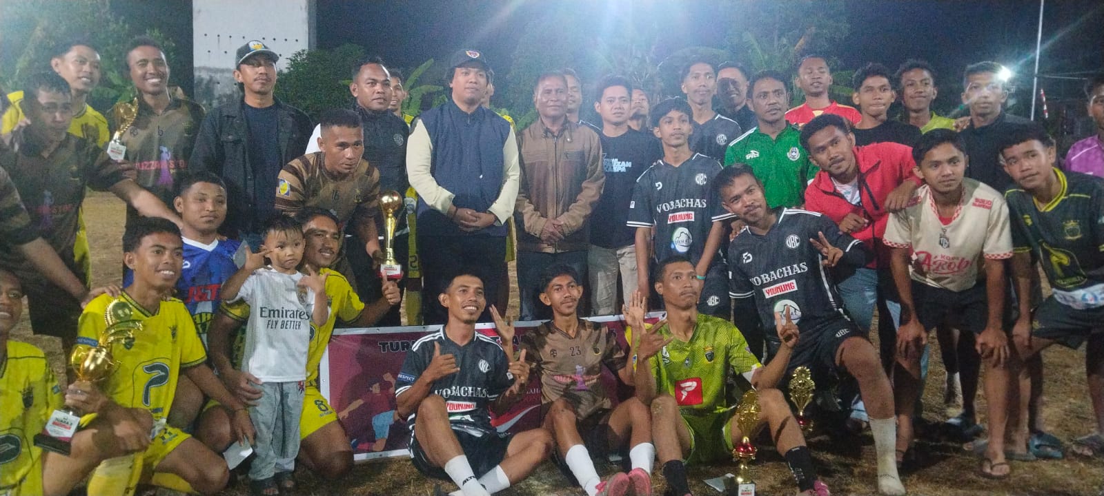 Ketua Asosiasi Kabupaten (ASKAB) PSSI Banggai Laut, Fauzan Safian Kaepa bersama pemang futsal LIZAZ 2026. (Foto : Ist)