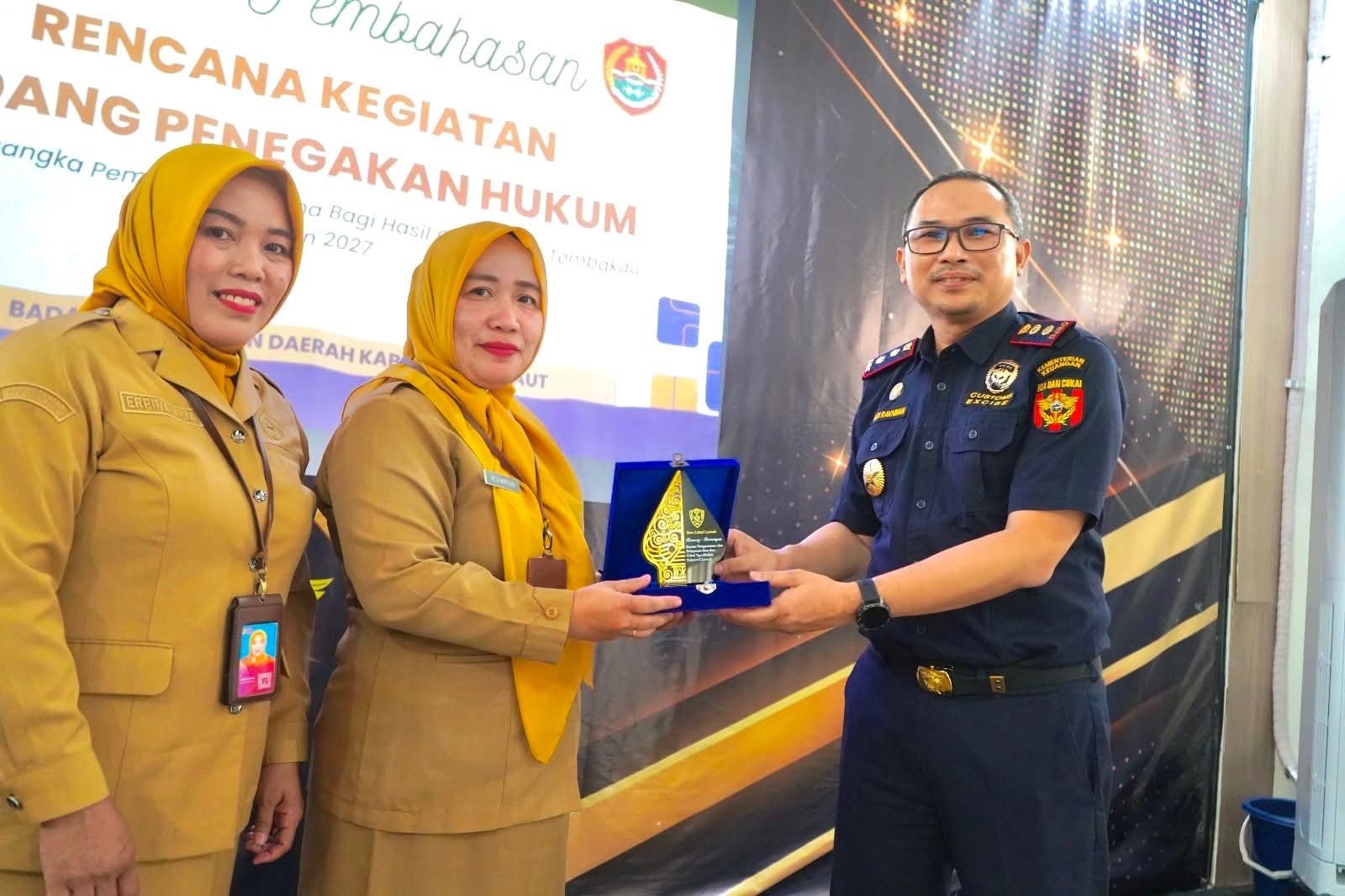 Bapenda Banggai Laut dan Bea Cukai Luwuk Perkuat Sinergi Berantas Rokok Ilegal