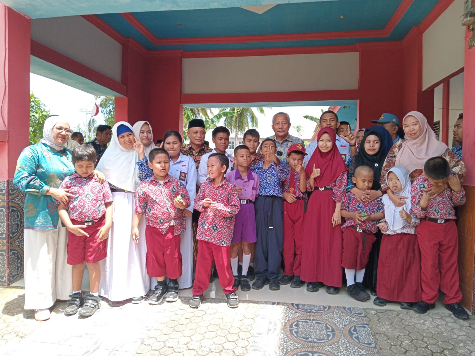 Serahkan Bantuan untuk SLB Negeri Adean, Bupati Sofyan Bakal Bantu Status Lahan Sekolah