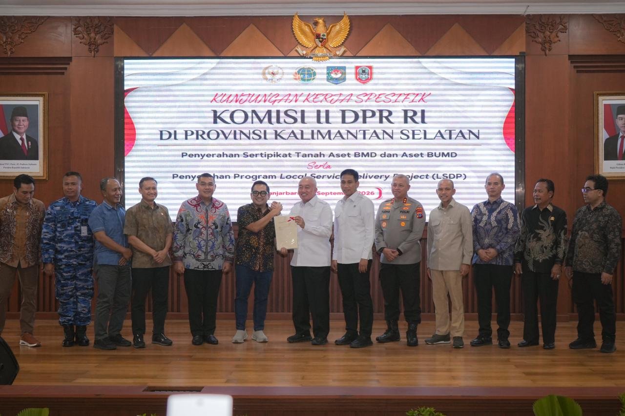 Serahkan Sertipikat Aset BMD dan BUMD Pemprov Kalsel, Wamen Ossy: Perkuat Kepastian Hukum Aset Daerah