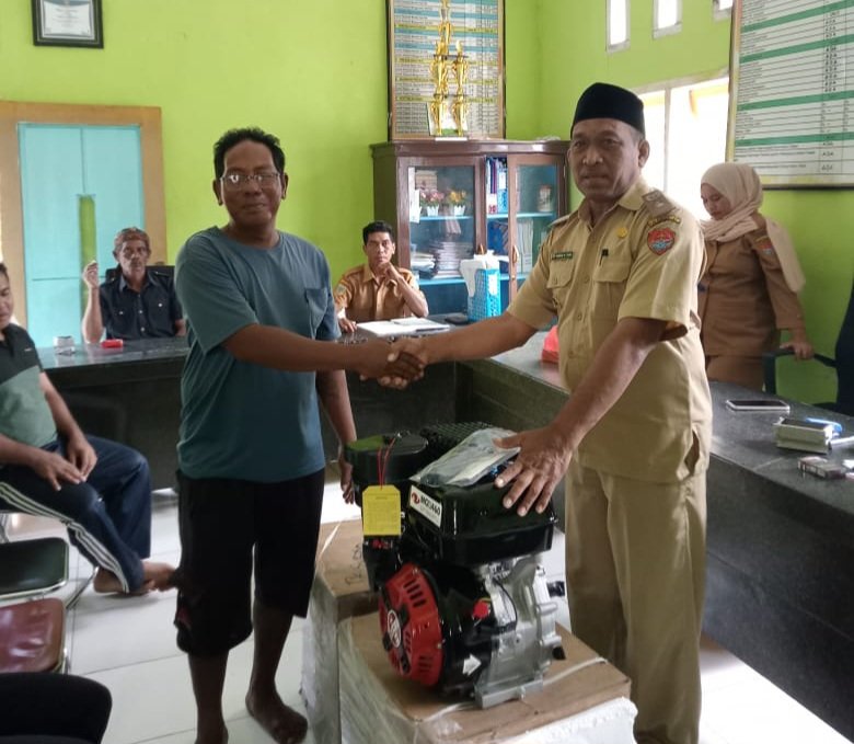 Kades Kasuari Alben K. Dada menyaluran bantuan katinting ke penerima manfaat.