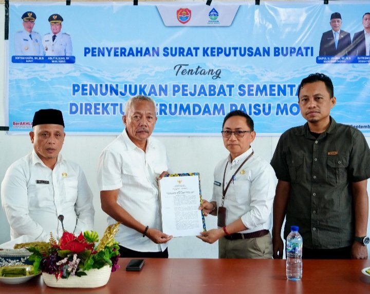 Bupati Sofyan menyerahkan SK Pjs Direktur PDAM ke Saumudin Samatan