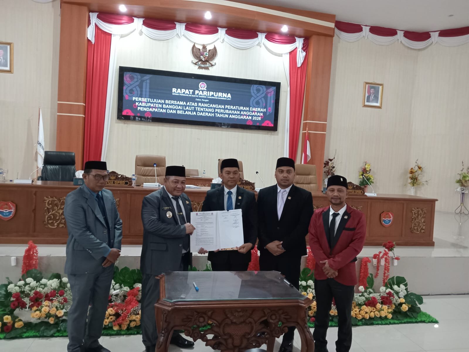Ketua DPRD Patwan Kuba didampingi Wakil Ketua Jamaludin R. Bunsiang dan Abukar O. Sumail bersama Wabup Ablit pada paripurna persetujuan bersama Perubahan APBD 2026. FOTO : Nomo/ BanggaiTerkini