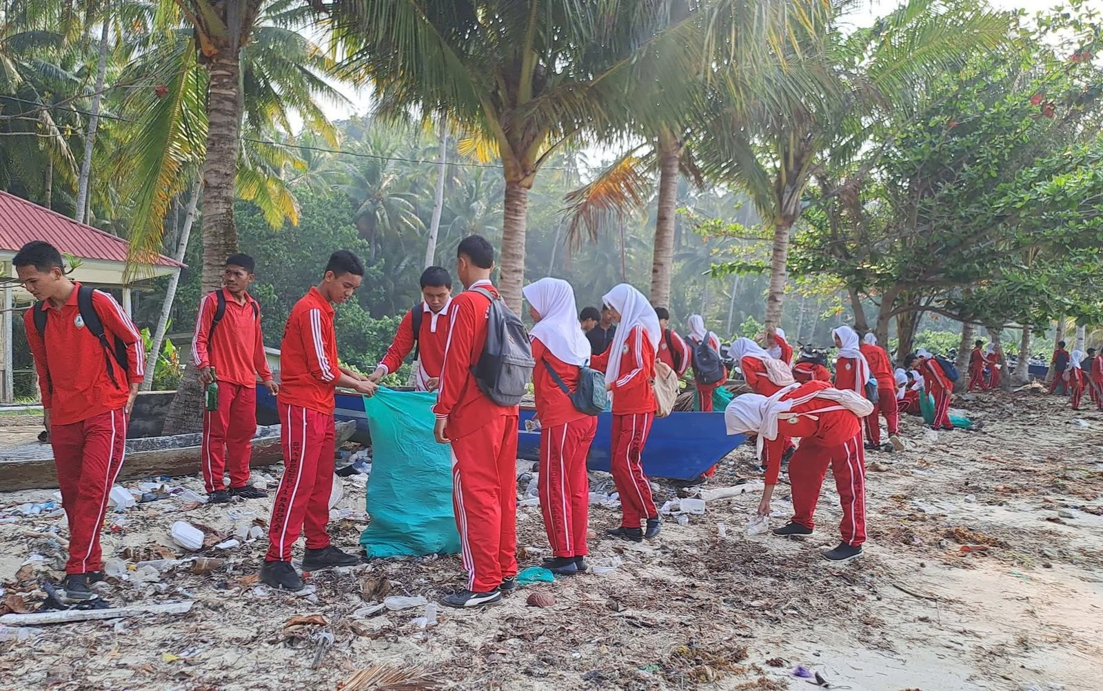 Peduli Lingkungan, SMAN 1 Banggai Gelar Baksos Pembersihan Pantai di Kawasan Banggai Lalongo