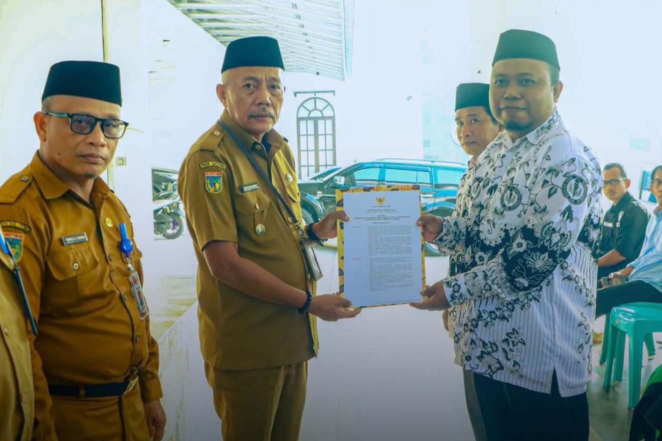 Bupati Sofyan Kaepa Serahkan SK Pengangkatan 4 Guru Jadi Kepala Sekolah