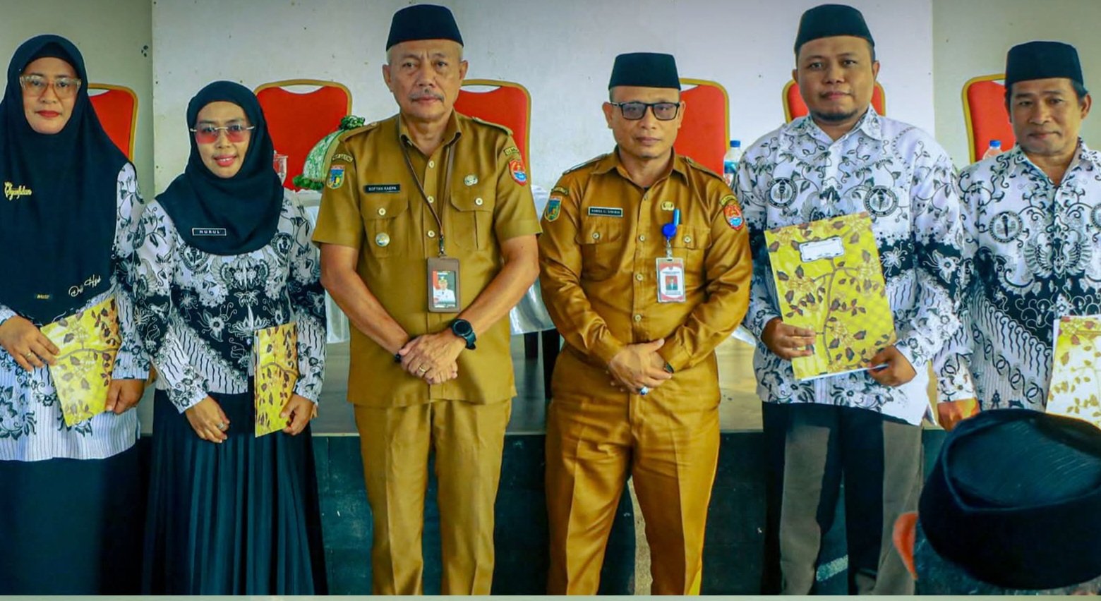 Bupati Sofyan Kaepa Serahkan SK Pengangkatan 4 Guru Jadi Kepala Sekolah