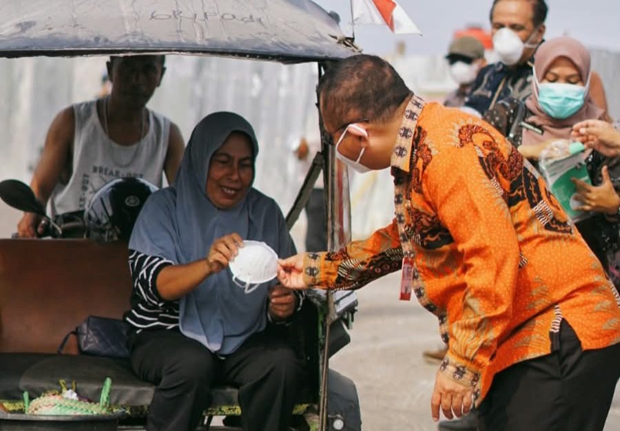 Kabut Asap, Sekda Aris Susanto Turun Langsung Bagikan Masker ke Masyarakat