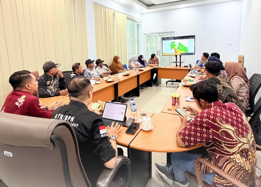 Kantah Banggai Laut Bahas Pembaruan Peta ZNT bersama camat