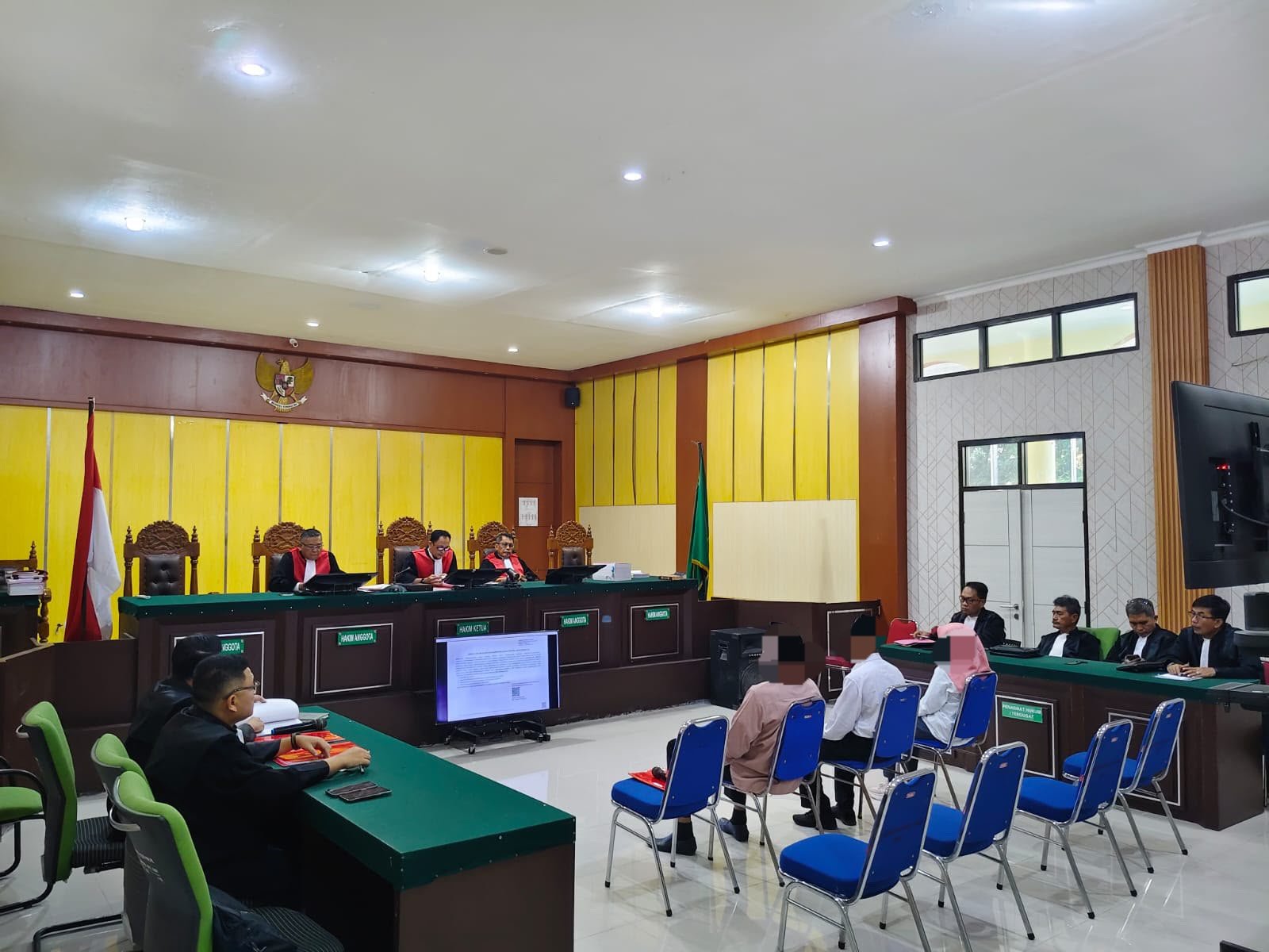 Majelis Hakim saat pemimpin sidang pembacaan dakwaan dugaan korupsi Bansos Banggai Kepulauan. FOTO : Istimewa
