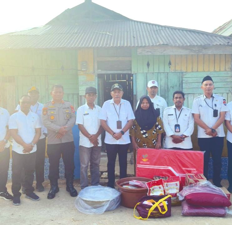 Bupati Sofyan Serahkan Bantuan Sosial di Dusun Tengkel Paisulamo Labobo