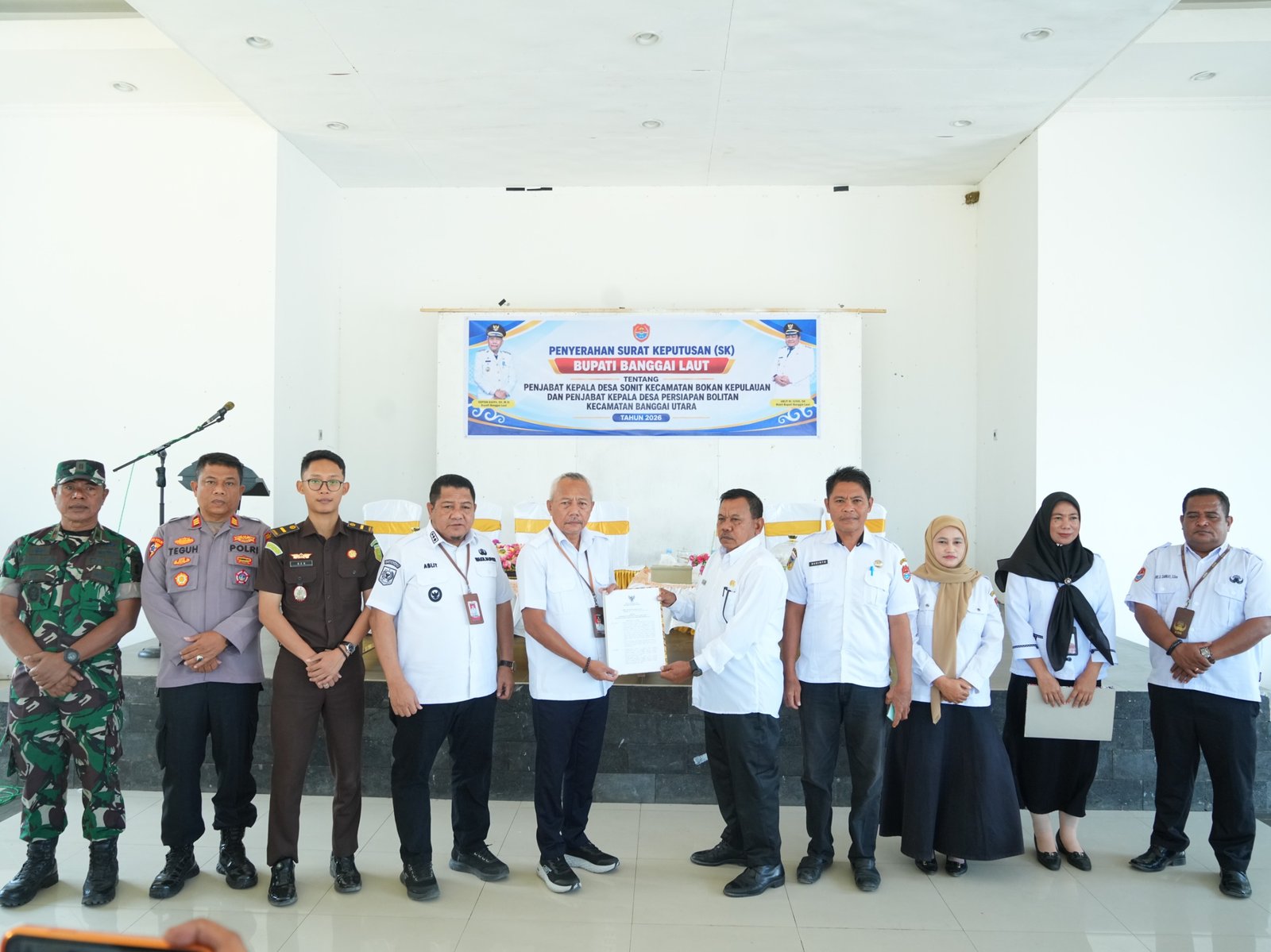 Bupati Sofyan Kaepa Serahkan SK Pj Kades Sonit Bokan Kepulauan dan Pj Kades Persiapan Bolitan Banggai Utara