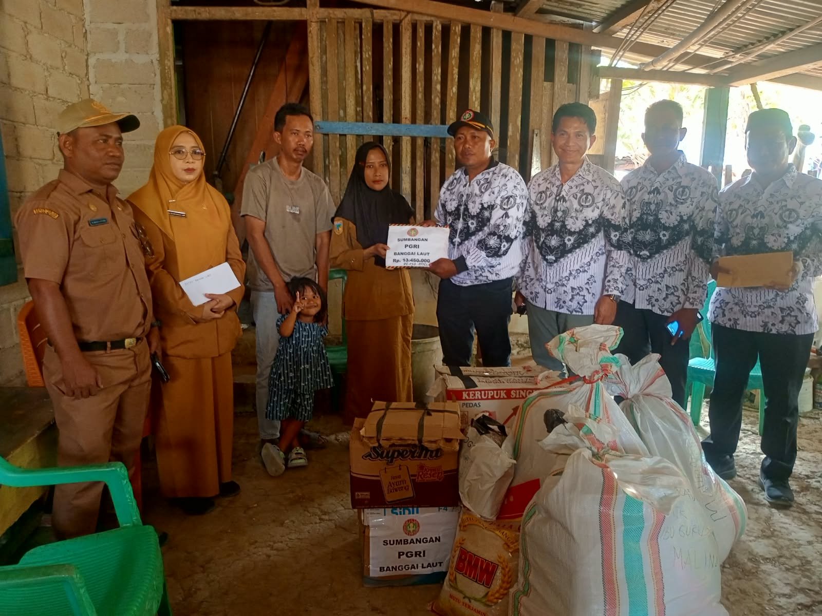 PGRI Banggai Laut serahkan bantuan ke guru yang terkena musibah